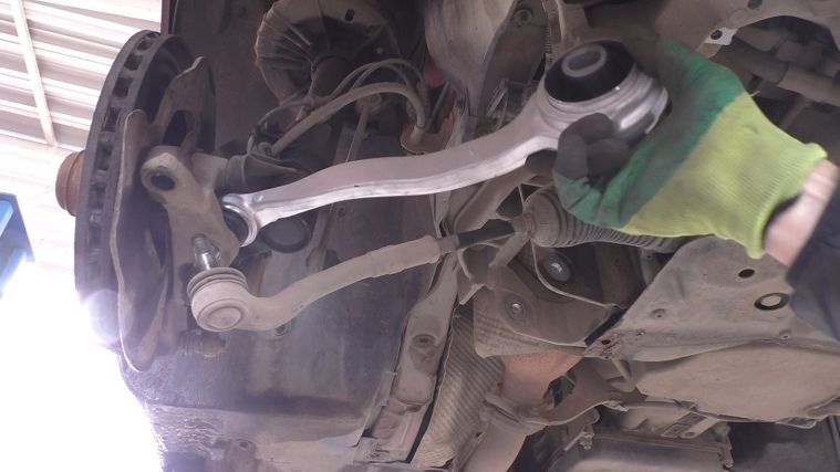 Замена передних рычагов подвески на Mercedes Benz CLC 200 1,8 Мерседес Бенц ЦЛЦ 200 2008 смотреть онлайн