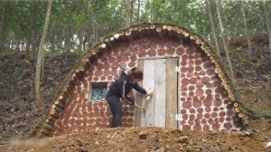 Женщина построила секретный подземный бункер в горах всего за 90 дней. Бушкрафт