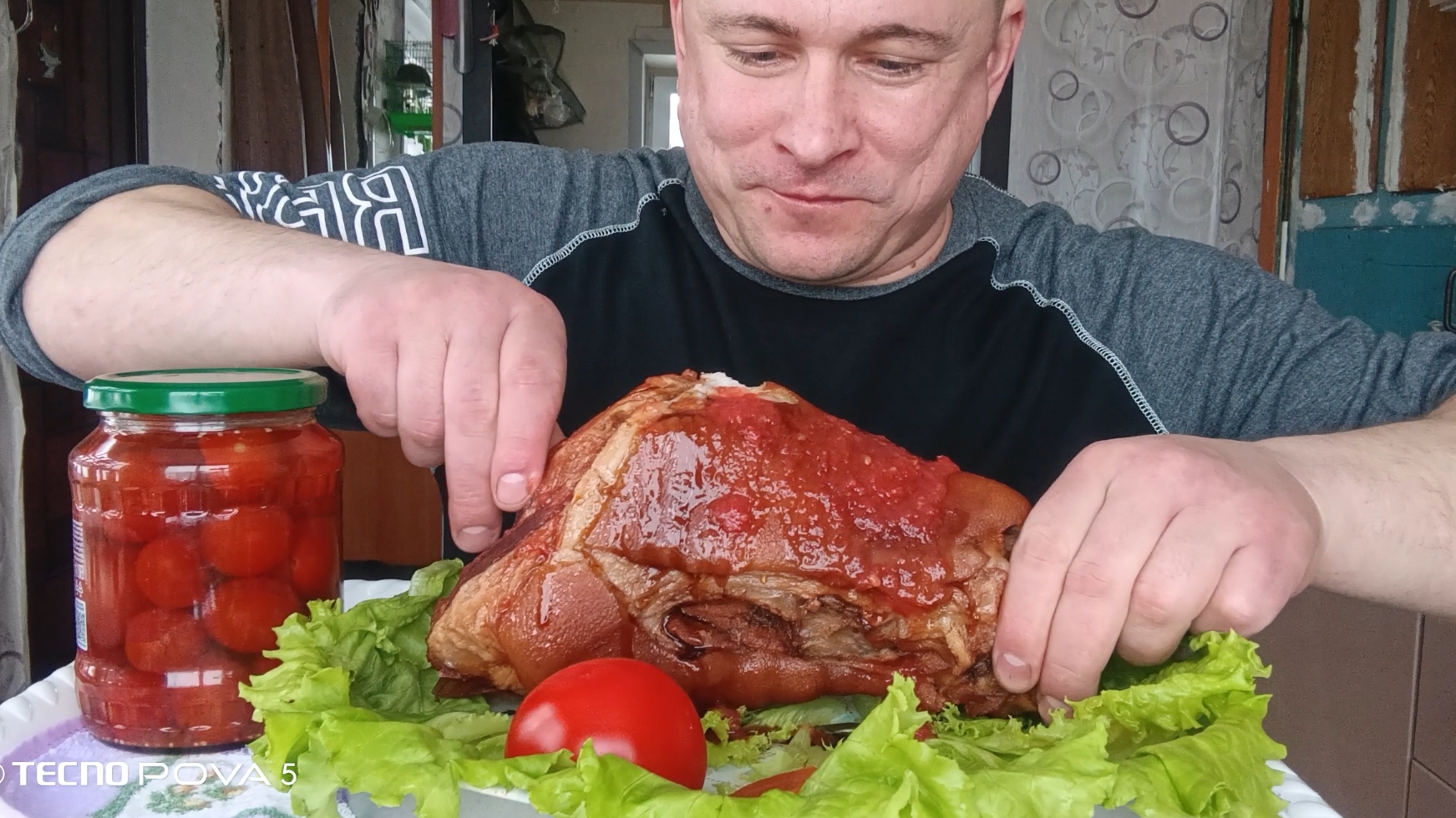 мукбанг/обжорыч/свиная рулька с овощами, солёные помидоры/ смотреть онлайн