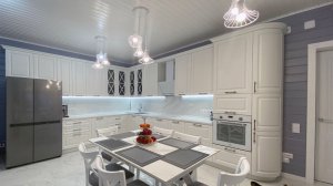 Кухня в стиле неоклассики в частном доме