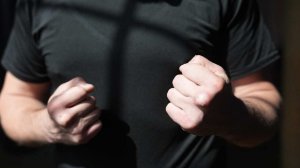 Боксер избил инвалида в лифте из-за улыбки