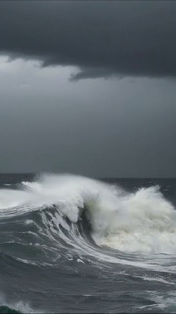 Сила океана: волны и буря #океан #природа #пейзаж
