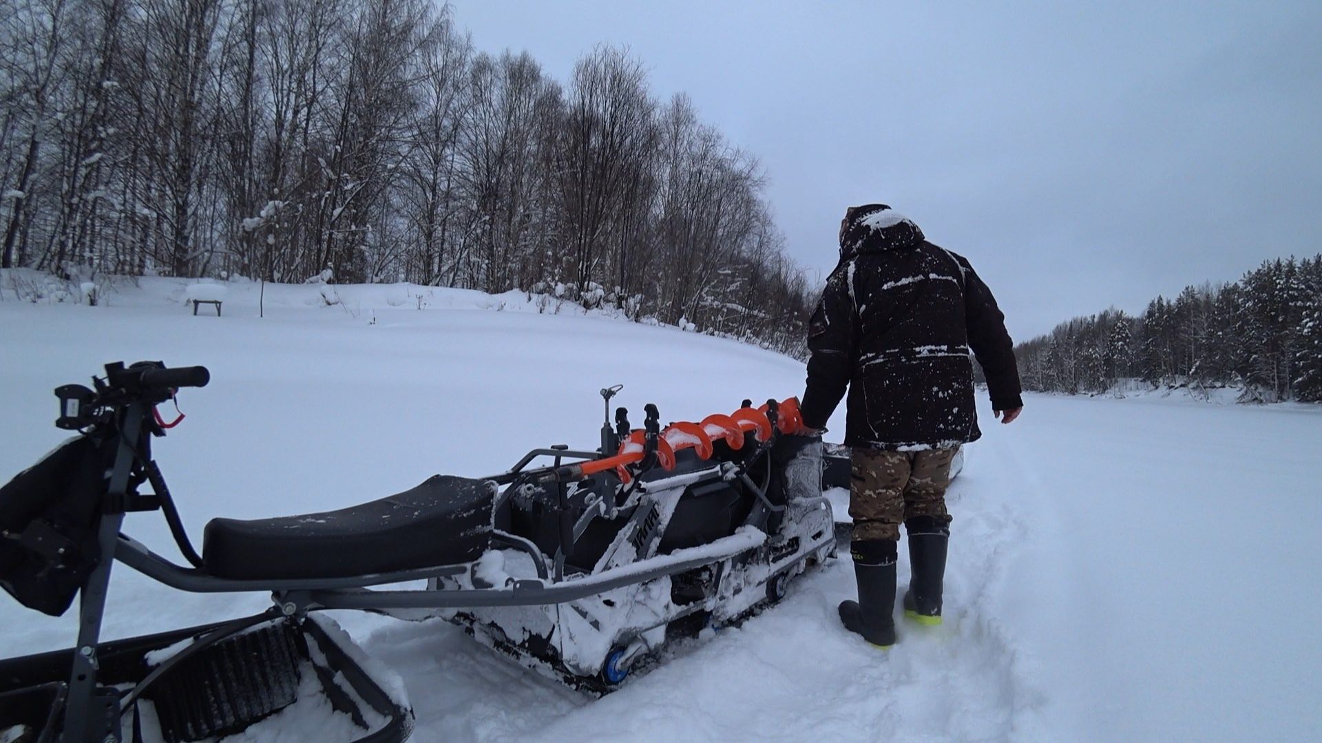 В МЕТРОВЫХ СНЕГАХ НА РЕКЕ ЗА НАЛИМОМ! 5 КМ СНАСТЕЙ, БЫТ И ЛАГЕРЬ \ ОДИН В ТАЙГЕ. УСТАЛ КАК СОБАКА. смотреть онлайн