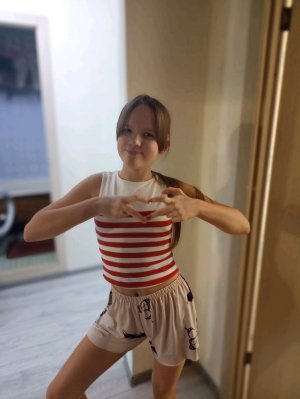 Делаю уроки и убираюсь.