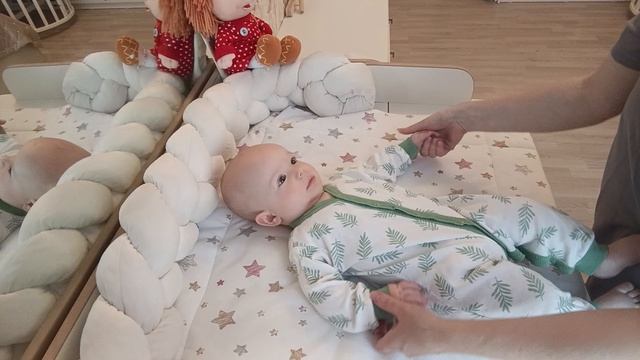 УПРАЖНЕНИЕ ПРИСАЖИВАНИЕ 🕊️ от 4 до 6 месяцев массаж для грудничков с потешками смотреть онлайн