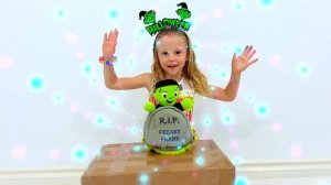 Настя и папа нашли подарки к Хэлоуин