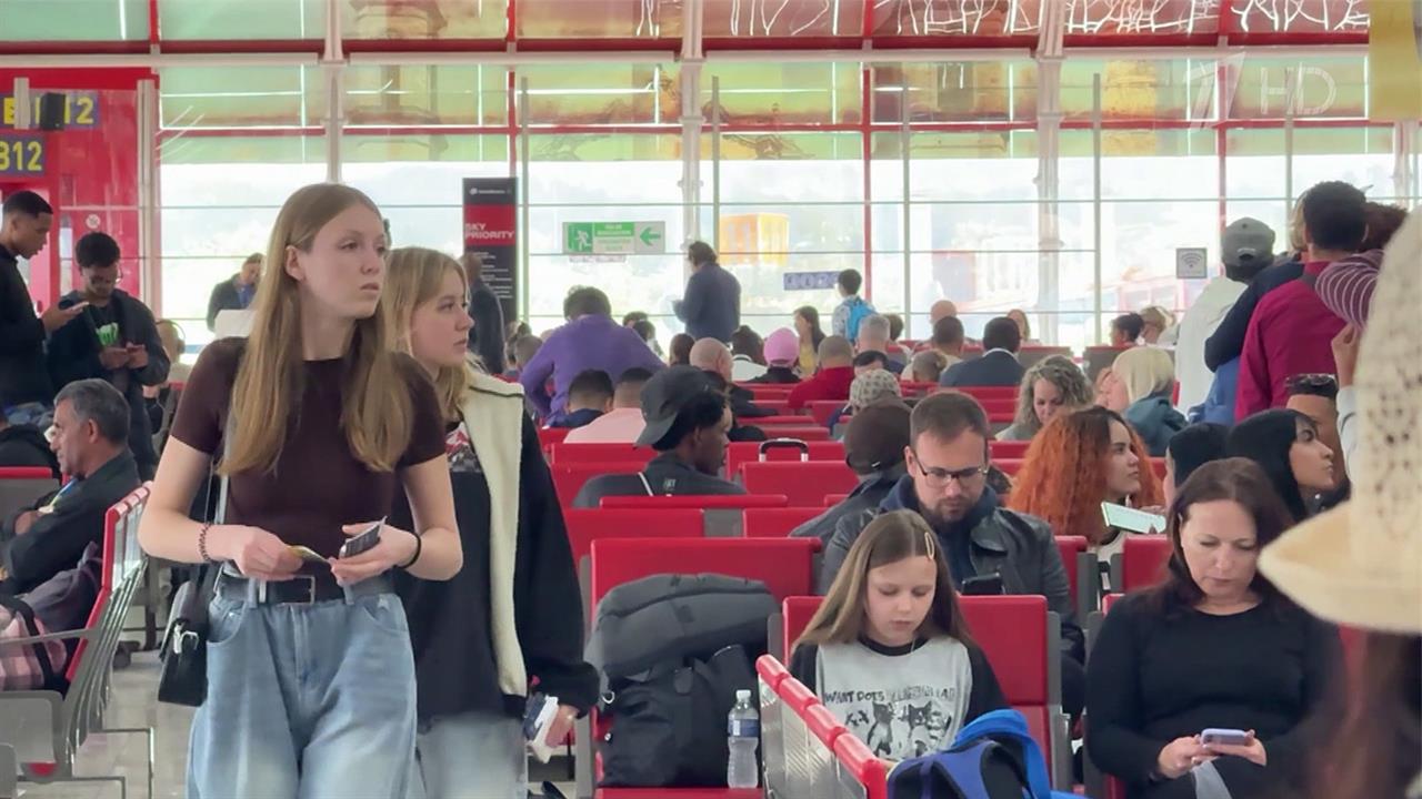 На Кубе остаются около 4000 российских туристов, вылететь с острова сложно из-за проблем с топливом. смотреть онлайн