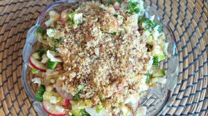 Салат овощной с редисом с жареными солёными бобами. Заправлен ароматным кунжутным маслом.