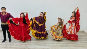 КАКАЯ МАЛЕНЬКАЯ АРТИСТКА УЖЕ !  ПЕРВЫЕ ПРИШЛА НА ЗАНЯТИЯ В ЗАЛ !