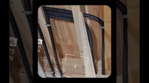 1000048306.mp4 (Собака наблюдает за устройством лестницы на 2 этаж в доме А-фрейм)