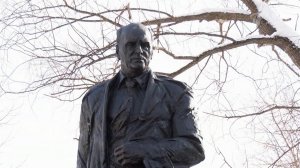 В Москве открыли памятник легендарному советскому разведчику, Герою России Алексею Ботяну.