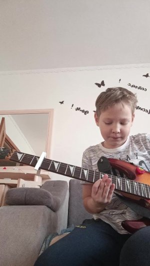 играю на гитаре