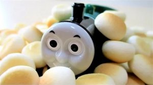 Томас и его друзья играют с игрушками Plarail