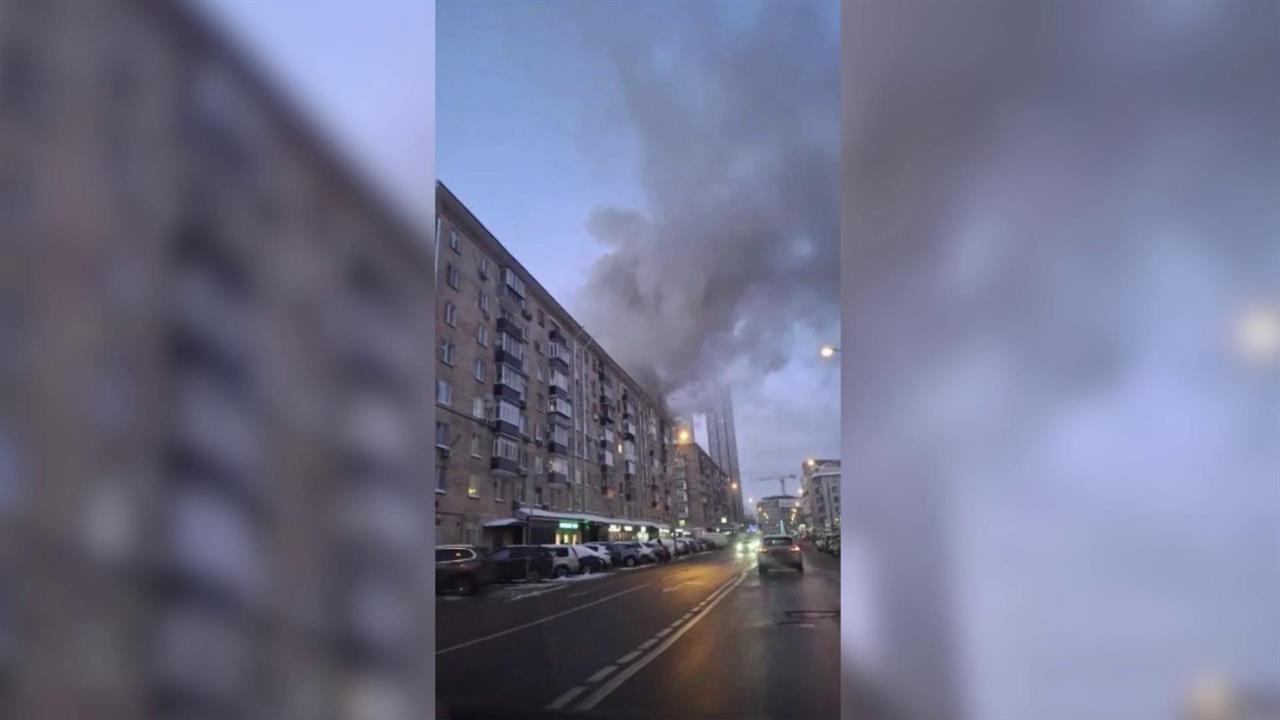 Появились кадры горящего в центре Москвы жилого дома. смотреть онлайн