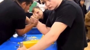 Молодой парень выносит соперников