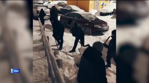 Жители микрорайона в Уфе объединились для очистки дворов от снега