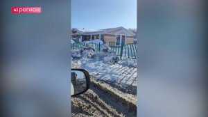 ПОЛОМАННОЕ ОГРАЖДЕНИЕ – ПОСЛЕДСТВИЕ НЕКАЧЕСТВЕННОЙ СНЕГОУБОРКИ В ПЕТРОПАВЛОВСКЕ • БЕЗ КОММЕНТАРИЕВ