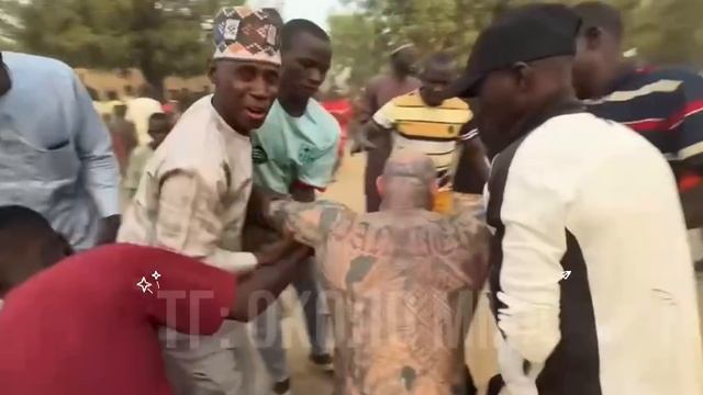 🥴Сахарок решил поучаствовать в первобытном бое и вот что из этого вышло. смотреть онлайн