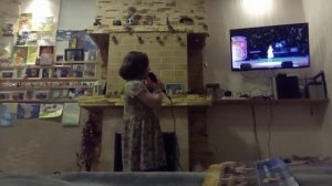 я с микрофоном пою песню Азори здесь тихие-тихие