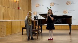 Дуэт Есения Коляда и Нил Коляда — Маленькой ёлочке холодно зимой