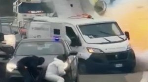 В Италии группа грабителей на машинах с мигалками и автоматами напала на фургон инкассаторов.
