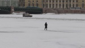 Тонкий лед и 20 метров глубины: чем опасны прогулки по рекам Петербурга