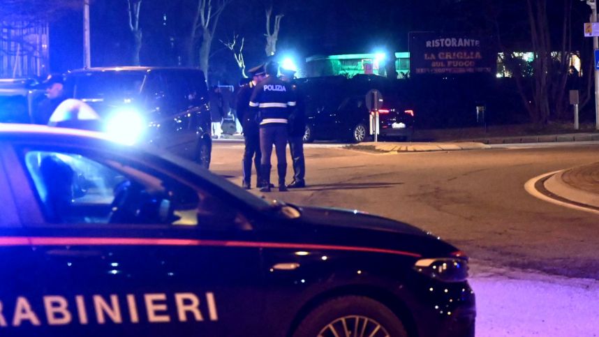 Как в кино: грабители с мигалками и автоматами обнесли инкассаторский фургон на трассе в Италии смотреть онлайн