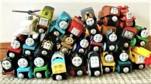 Томас и его друзья играют с деревянными игрушками-железными дорогами