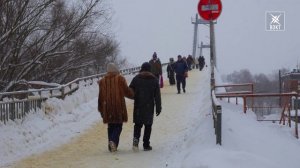 В выходные женщина прыгнула с пешеходного моста на лед Москвы-реки