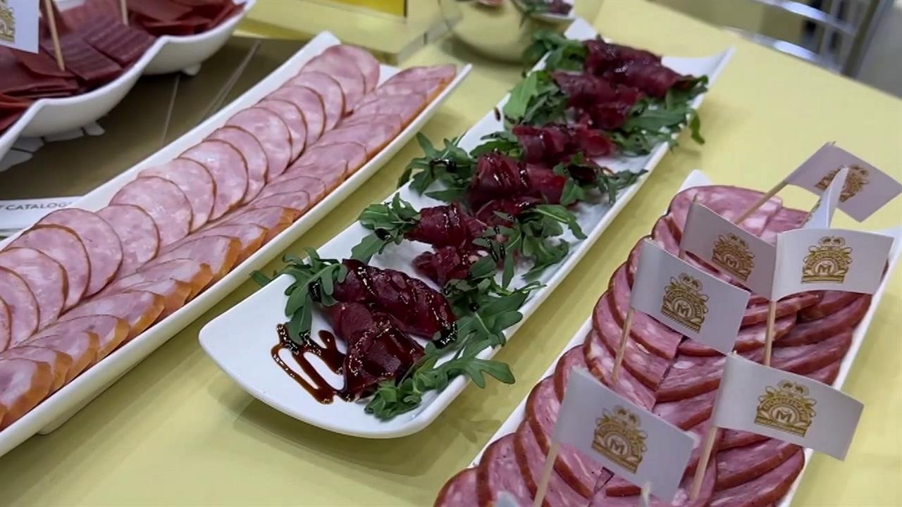 В Подмосковье открылась крупнейшая выставка продуктов "Продэкспо-2026". смотреть онлайн