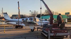 Самолет приземлился на трассу в США