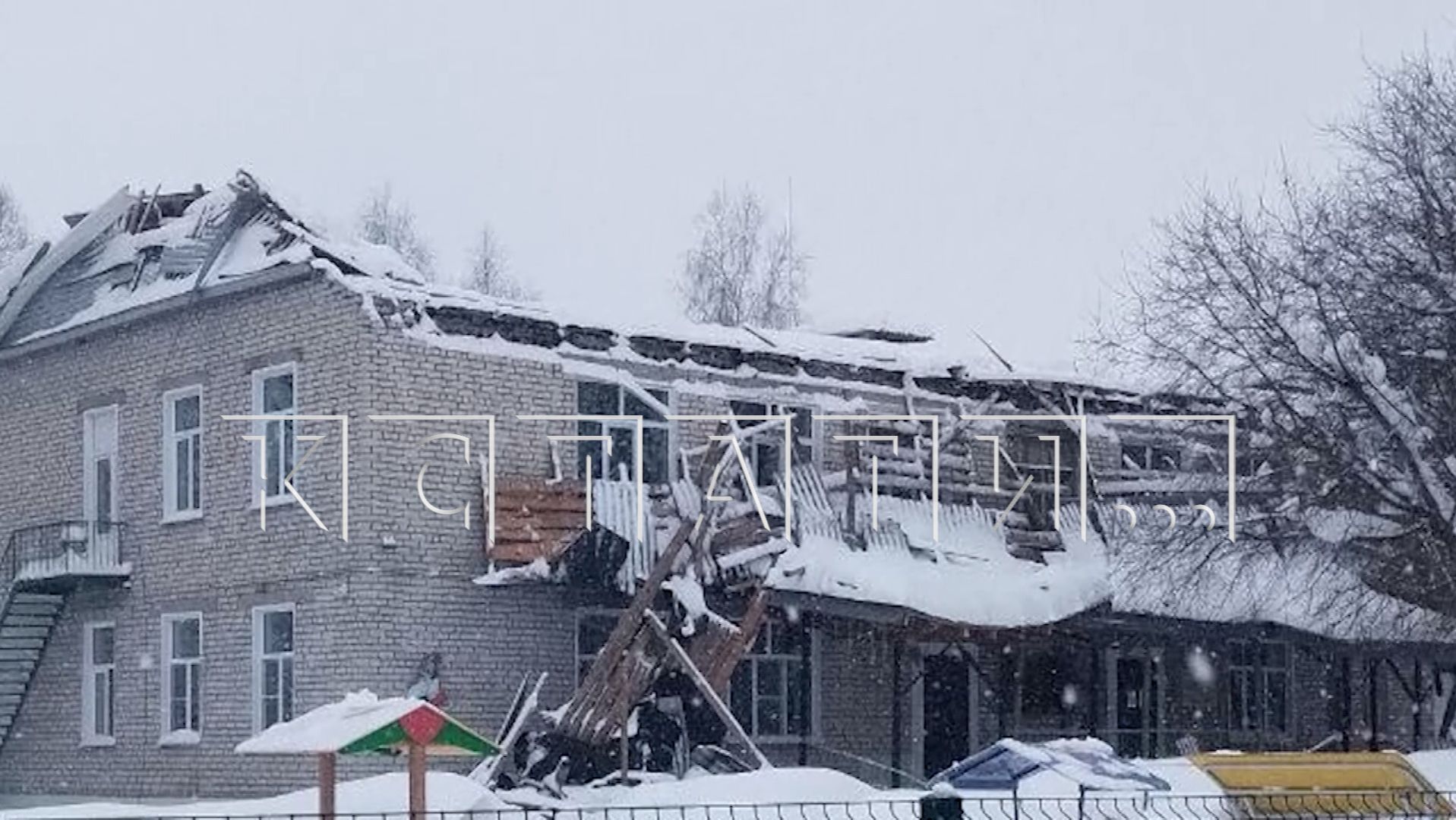 Из-за нечищеного снега в детском саду обрушилась крыша смотреть онлайн