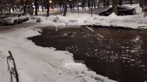 ⚡️ Порыв произошёл на водопроводе по улице Камышинской.  Причина — утренний скачок напряжения и гидр