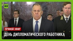 Лавров участвует в церемонии возложения цветов в рамках Дня дипломатического работника