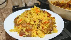 Ароматный и рассыпчатый плов на сковороде.