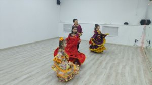 САМАЯ МАЛЕНЬКАЯ АРТИСТКА ЦЫГАНСКОГО ТЕАТРА " ТЭРНЭ РОМА " !  У НЕЁ ВТОРОЕ ЗАНЯТИЕ ПЕРЕТИЦИИ !