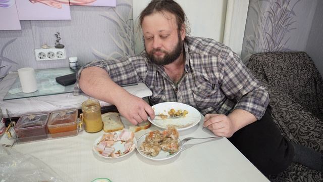 Всю ночь готовили шикарный диетический холодец и тающее на дёснах сало Вкусно кушает ПОДВАЛ ИЛЬИЧА смотреть онлайн