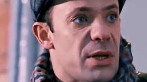 Мальчик помогает своей маме