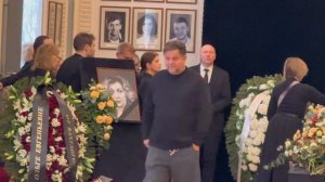 МАКСАКОВА УПАЛА НА КОЛЕНИ ПЕРЕД ГРОБОМ | АРТИСТЫ НА ПОХОРОНАХ АКТРИСЫ ОЛЬГИ ЧИПОВСКОЙ 9.02.2026