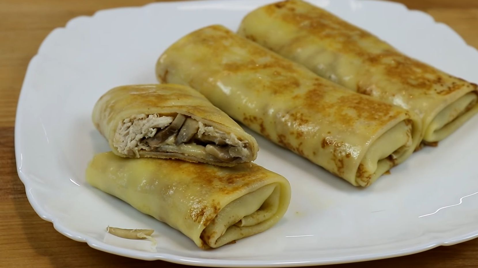 Блины с курицей, грибами и сыром - рецепт на Eda.video смотреть онлайн