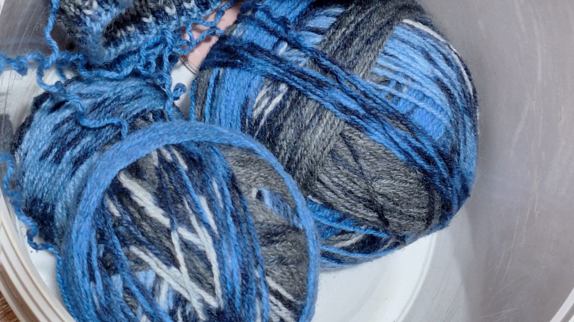 Распускаю свитер. Начала шить коврик. смотреть онлайн