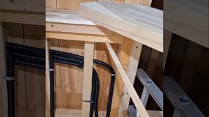 1000048298.mp4 (Собака наблюдает за устройством лестницы на 2 этаж в доме А-фрейм)