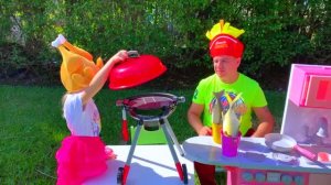 Настя и папа играют в ресторан