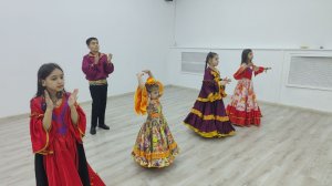 МАЛЕНЬКАЯ  АРТИСТКА ЦЫГАНСКОГО ТЕАТРА " ТЭРНЭ РОМА "  !  РЕПЕТИЦИЯ  У НЕЕ ВТОРАЯ !