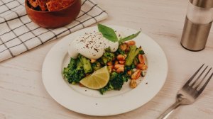 Брокколи с арахисом и оливковым маслом