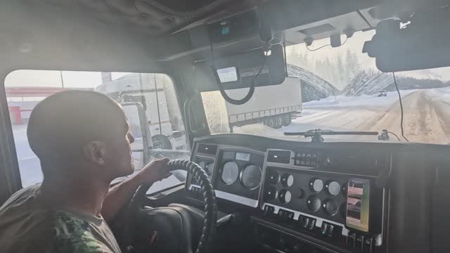 Кенворт - Т660. В Мороз ночью прихватило воздух. В Кирове попал на подъеме.