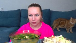 Мукбанг борщ гороховый с зеленью и салом, капуста с луком. Еда вкуснота!