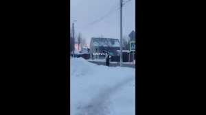 Пожилой мужчина крестит автомобили на барнаульском перекрестке