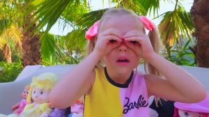 Настя играет в прятки с куклами