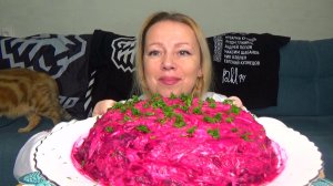 Мукбанг королева стола Селедка под шубой. Еда вкуснота.